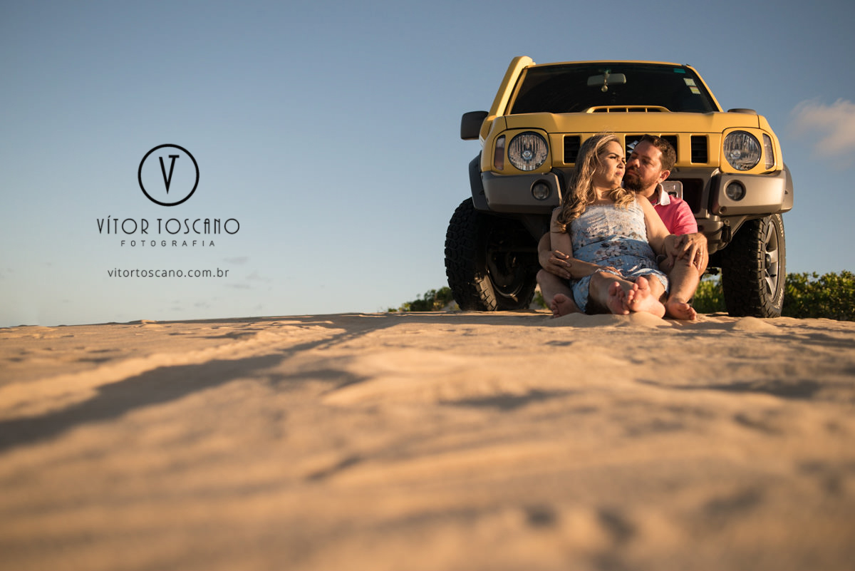 Casal encostado no carro  no ensaio de casal de priscila e eudes, em muriu-rn.