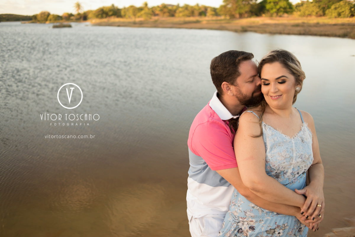 Casal e o lago  no ensaio de casal de priscila e eudes, em muriu-rn.