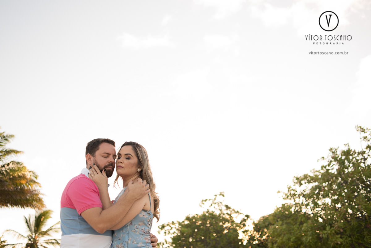 Casal entre as plantas  no ensaio de casal de priscila e eudes, em muriu-rn.