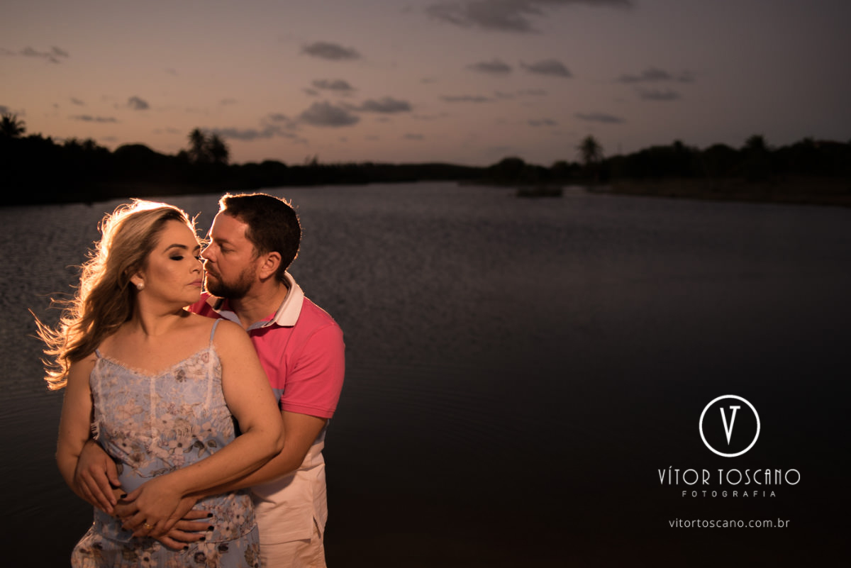 Casal abraçado na lagoa