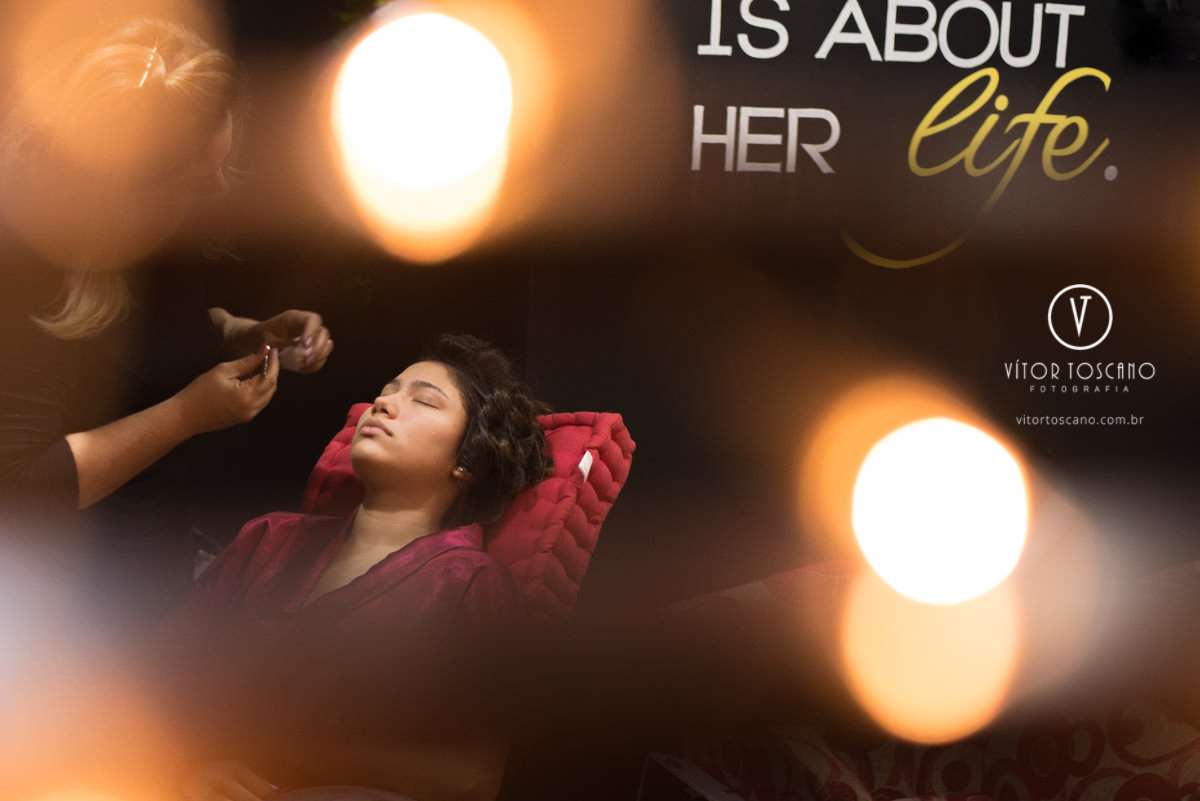 Debutante se maquiando na festa de 15 anos de Marina Mendes, em Natal-RN.