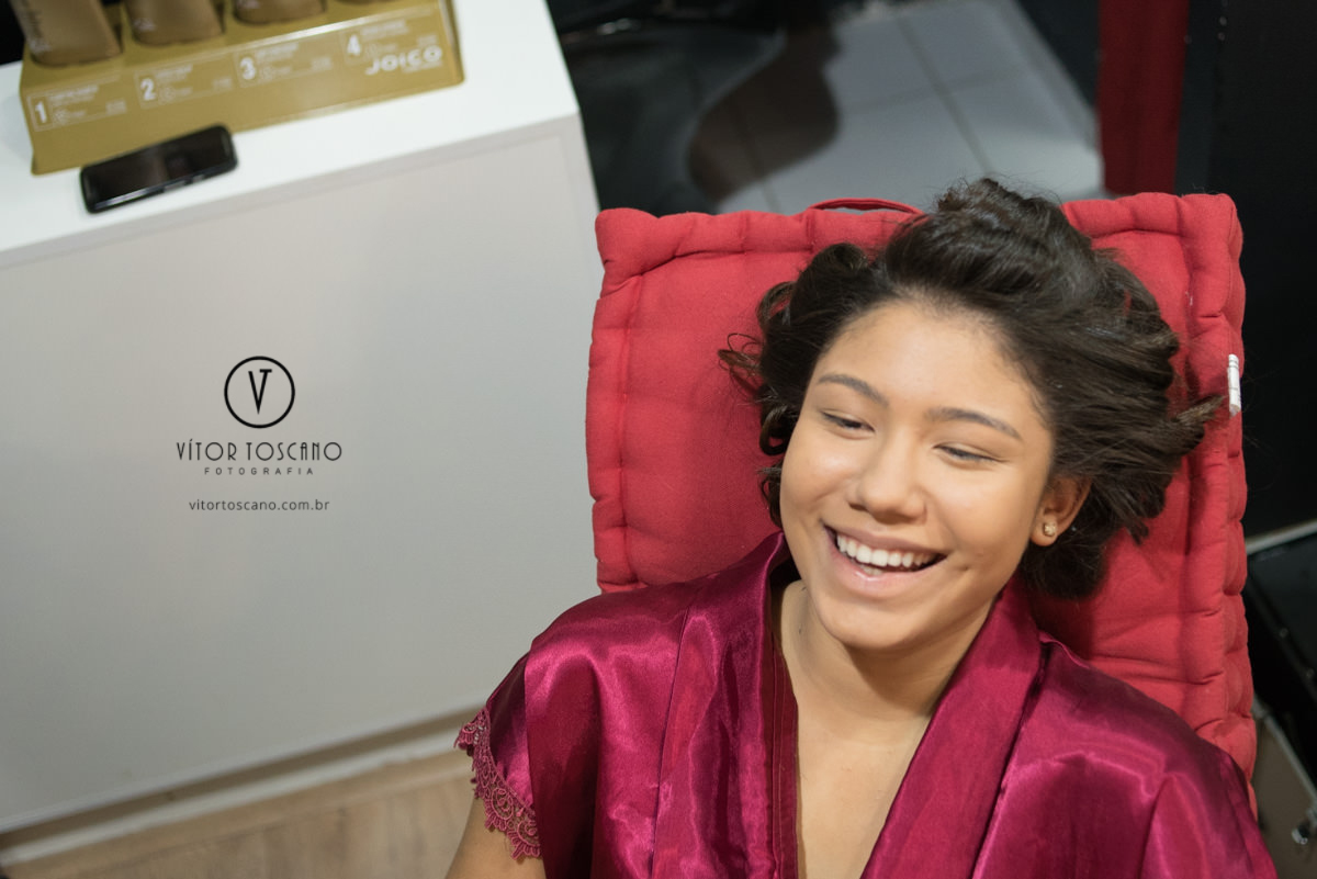 Debutante sorrindo na festa de 15 anos de Marina Mendes, em Natal-RN.