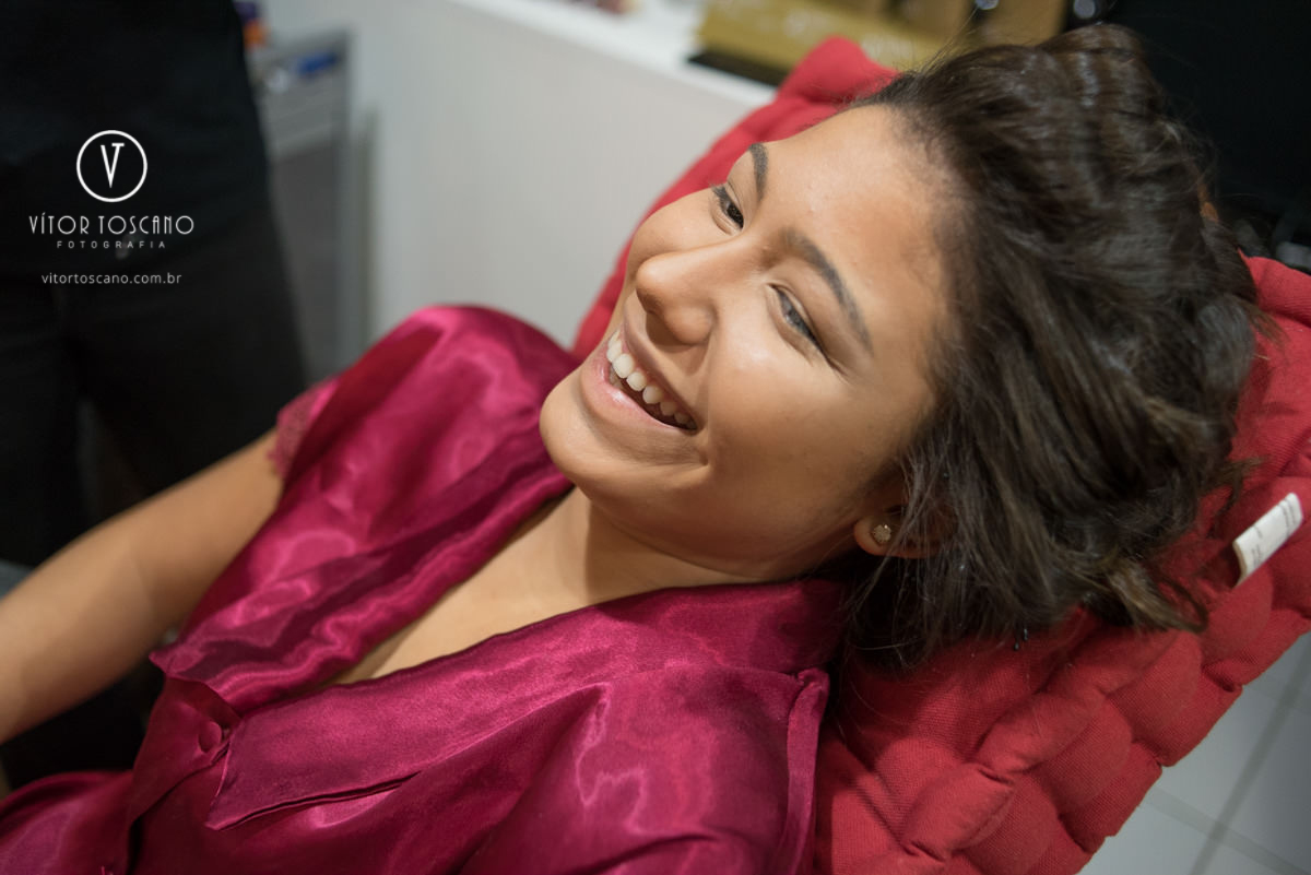 Debutante sorrindo na festa de 15 anos de Marina Mendes, em Natal-RN.