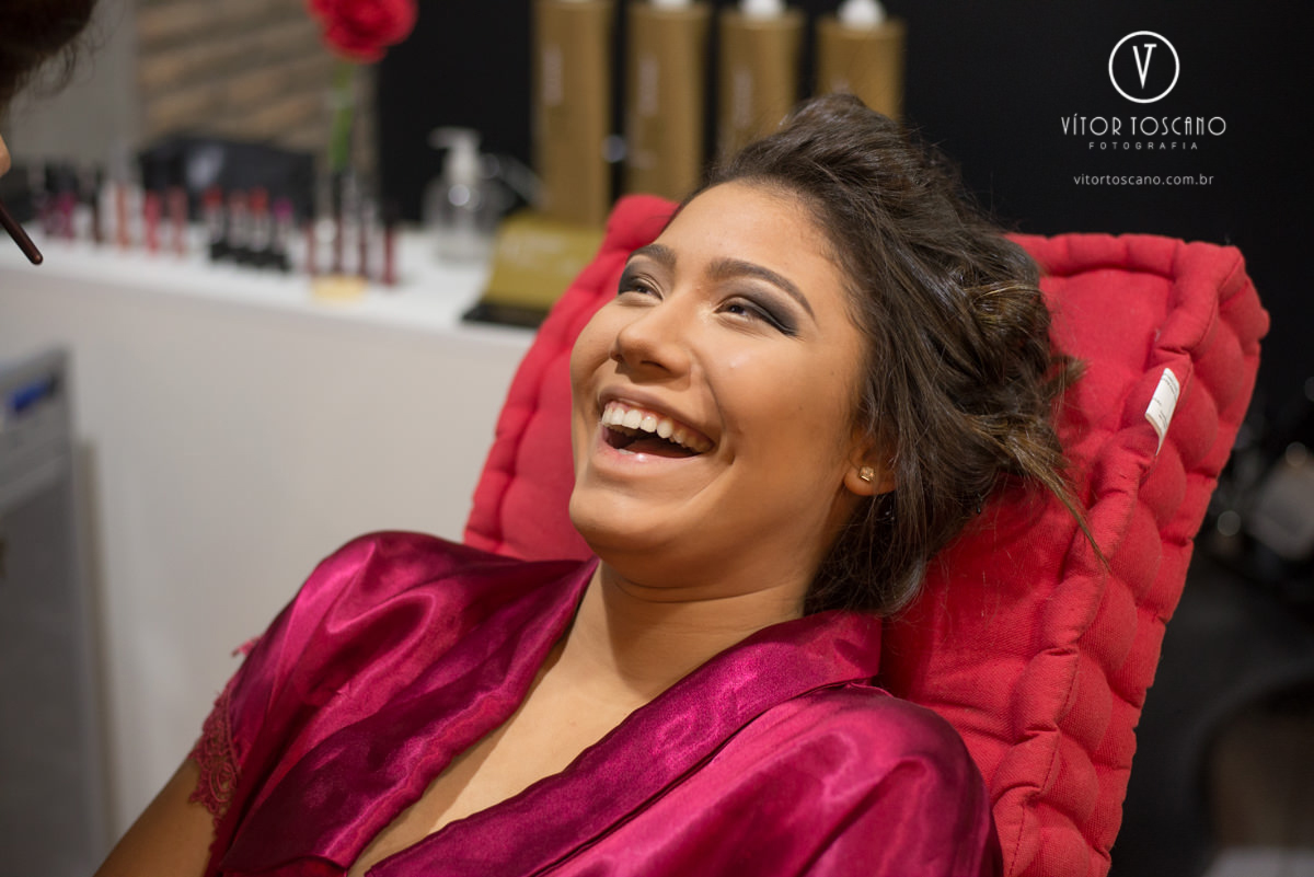 Debutante sorrindo na festa de 15 anos de Marina Mendes, em Natal-RN.