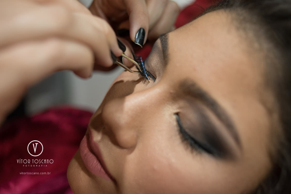 Debutante colocando os ciliosna festa de 15 anos de Marina Mendes, em Natal-RN.