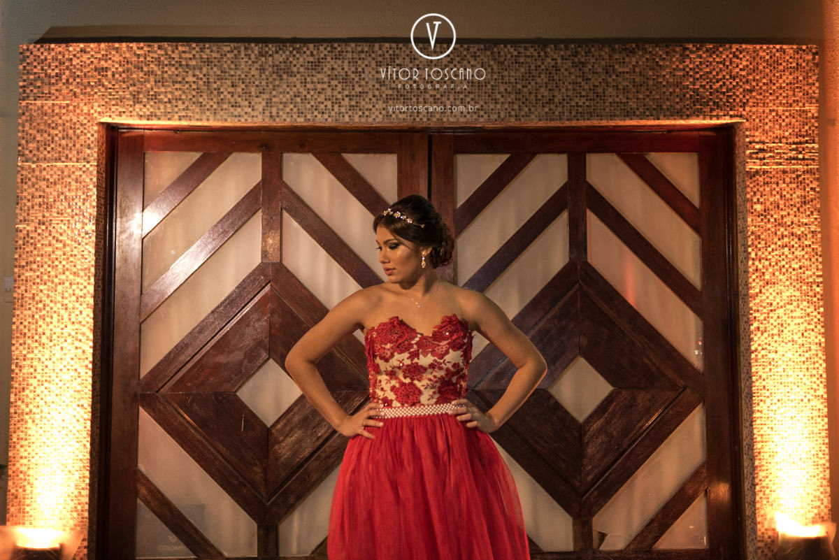 Debutante posando na festa de 15 anos de Marina Mendes, em Natal-RN.