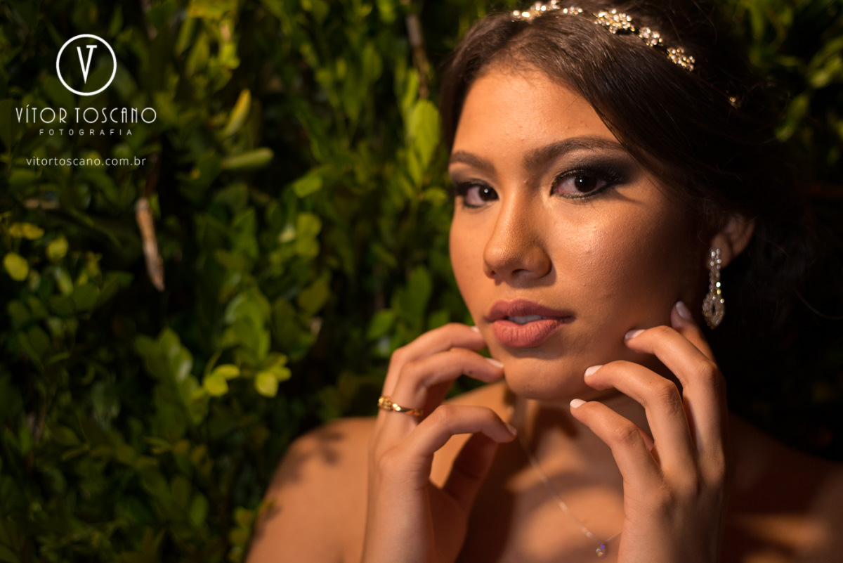 Debutante olhando na festa de 15 anos de Marina Mendes, em Natal-RN.