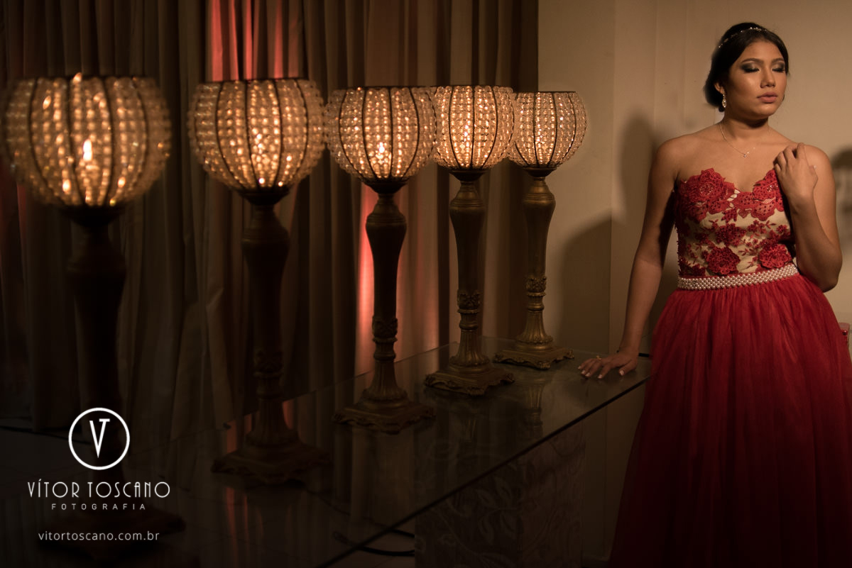 Debutante e os castiçais na festa de 15 anos de Marina Mendes, em Natal-RN.