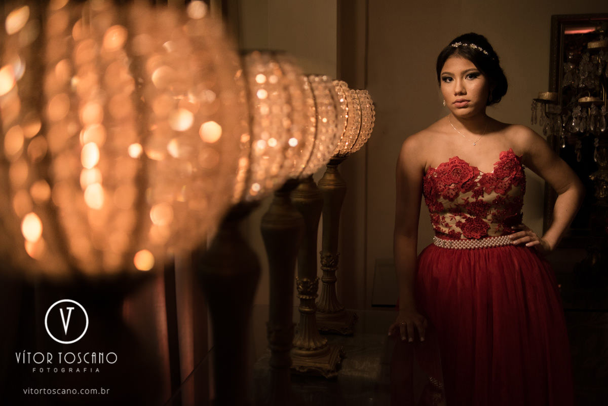 Debutante e os castiçais na festa de 15 anos de Marina Mendes, em Natal-RN.