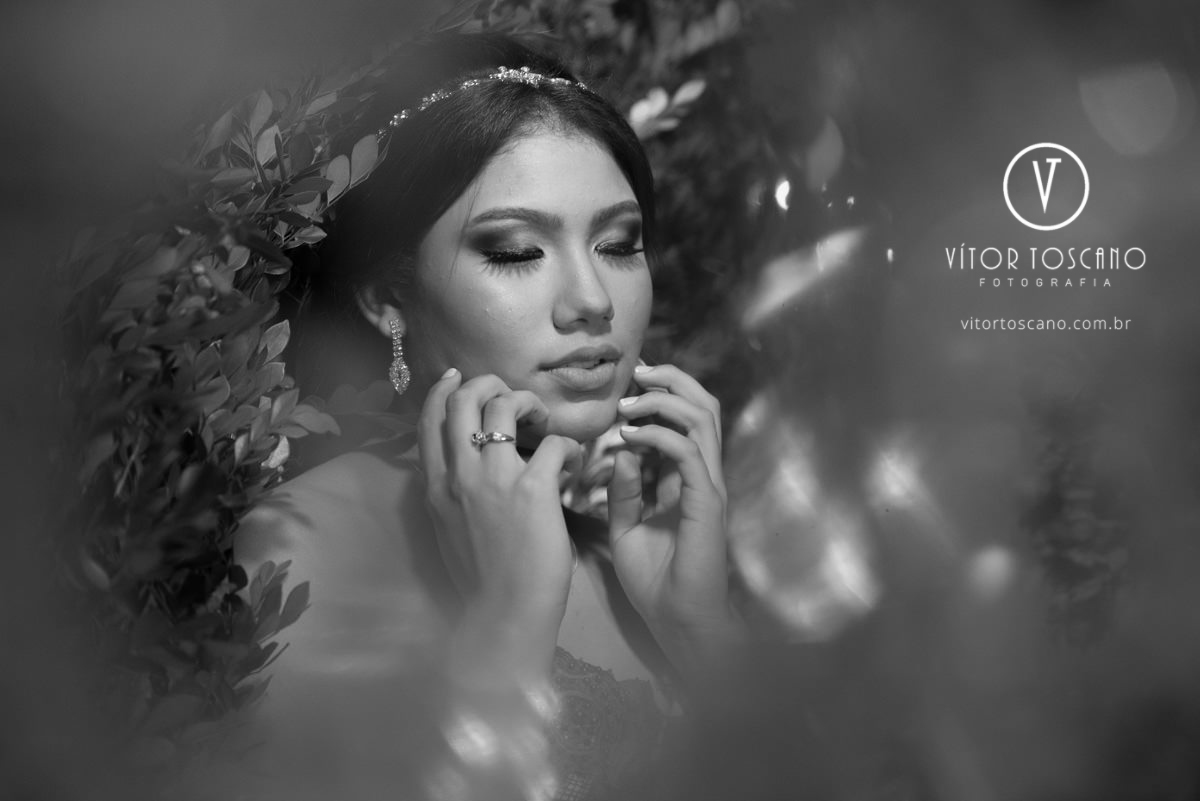 Debutante entre as luzes na festa de 15 anos de Marina Mendes, em Natal-RN.