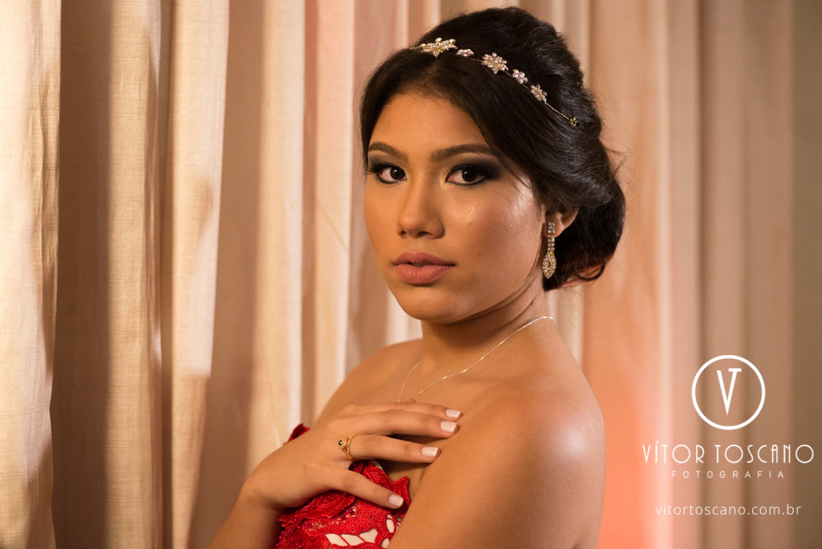 Debutante olhando na festa de 15 anos de Marina Mendes, em Natal-RN.