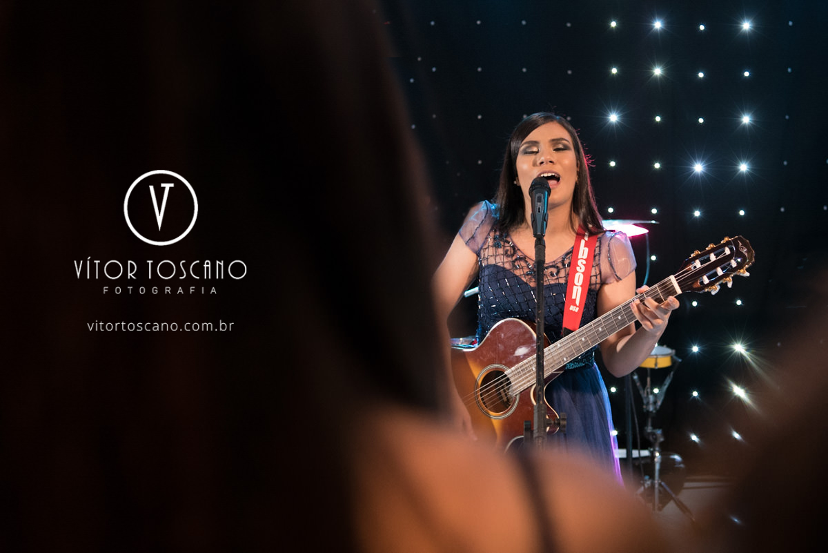 Amiga da debutante tocando na festa de 15 anos de Marina Mendes, em Natal-RN.