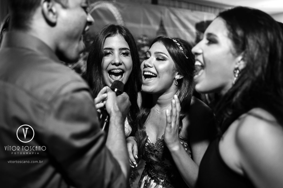 Debutante cantando na festa de 15 anos de Marina Mendes, em Natal-RN.
