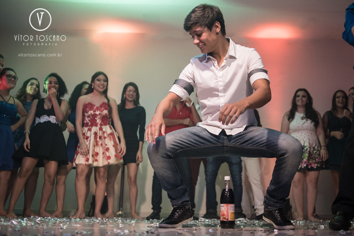 Amigo da debutante descendo na boquinha da garrafa na festa de 15 anos de Marina Mendes, em Natal-RN.