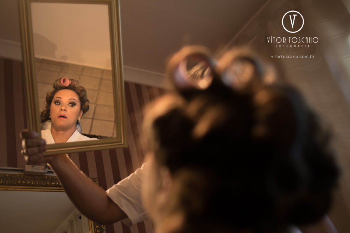 Noiva se olhando no espelho no making off do casamento de Marilia e Jornandis, em Natal-RN.