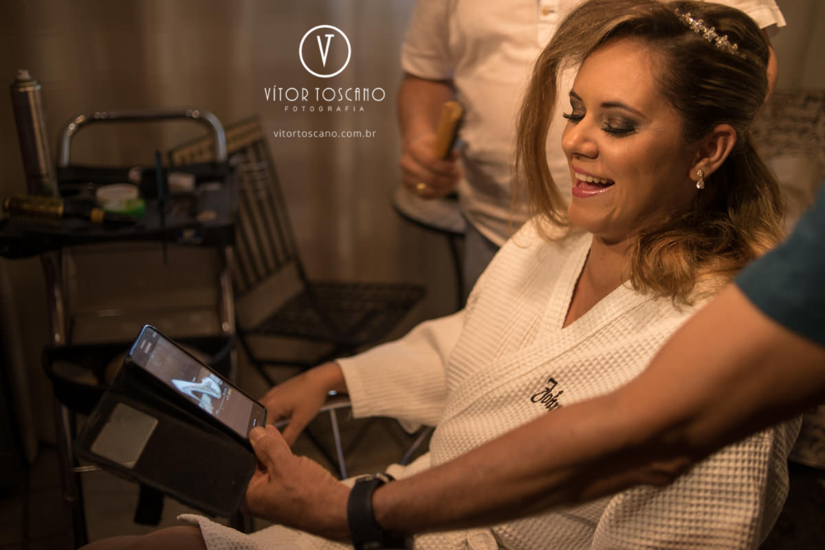 Noiva sorrindo no making off do casamento de Marilia e Jornandis, em Natal-RN.