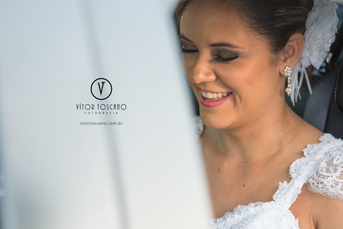 Noiva sorrindo no carro no casamento de Marilia e Jornandis, em Natal-RN.