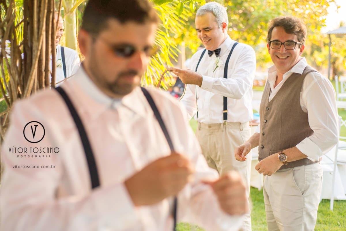 Noivo sorrindo no casamento de Marilia e Jornandis, em Natal-RN.