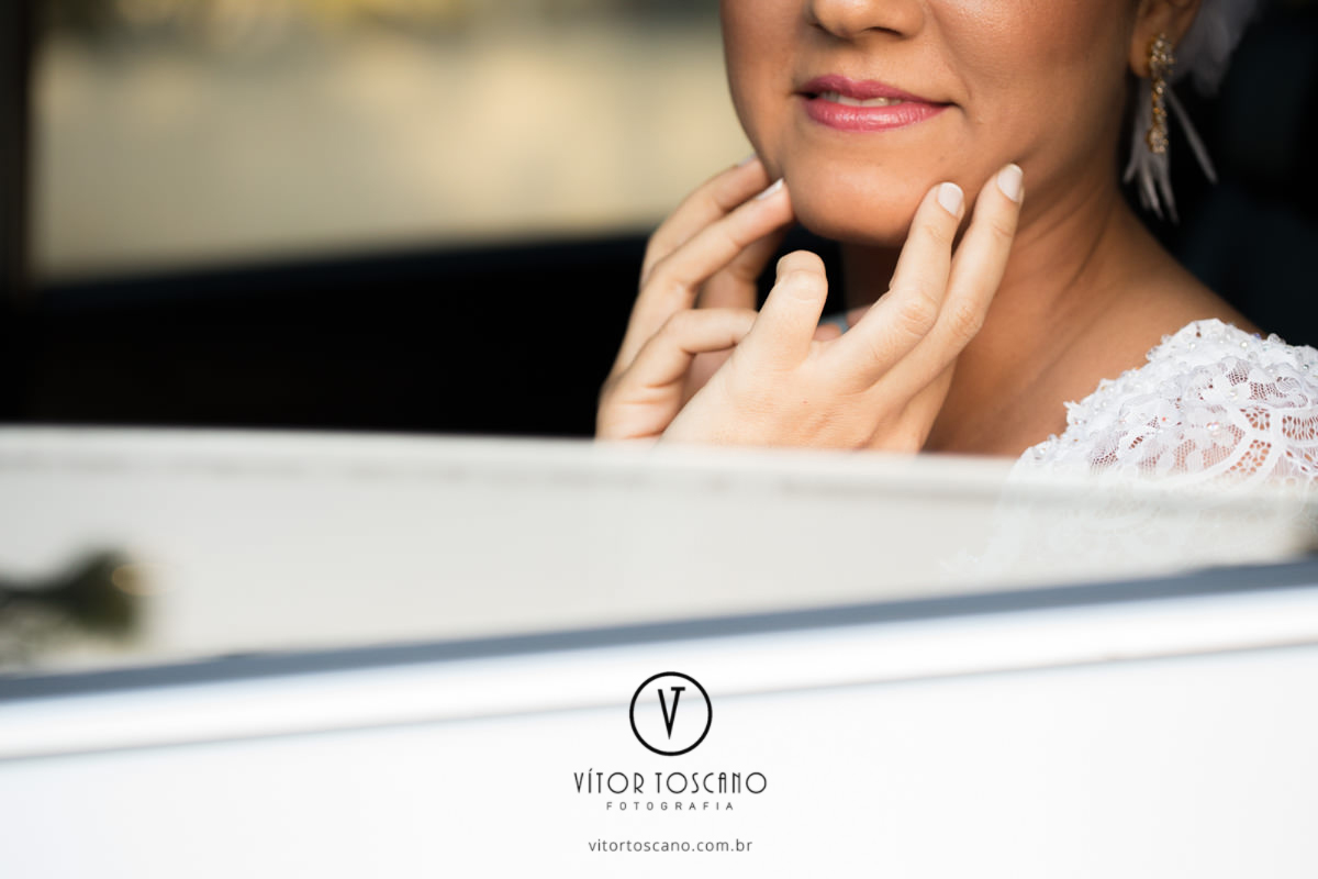 Detalhe das mãos da noiva no casamento de Marilia e Jornandis, em Natal-RN.