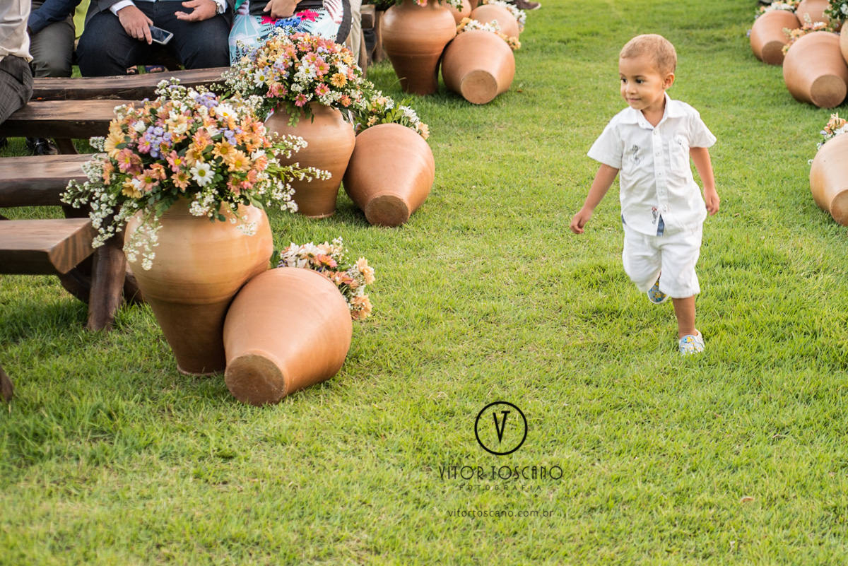 Menino correndo no casamento de Marilia e Jornandis, em Natal-RN.