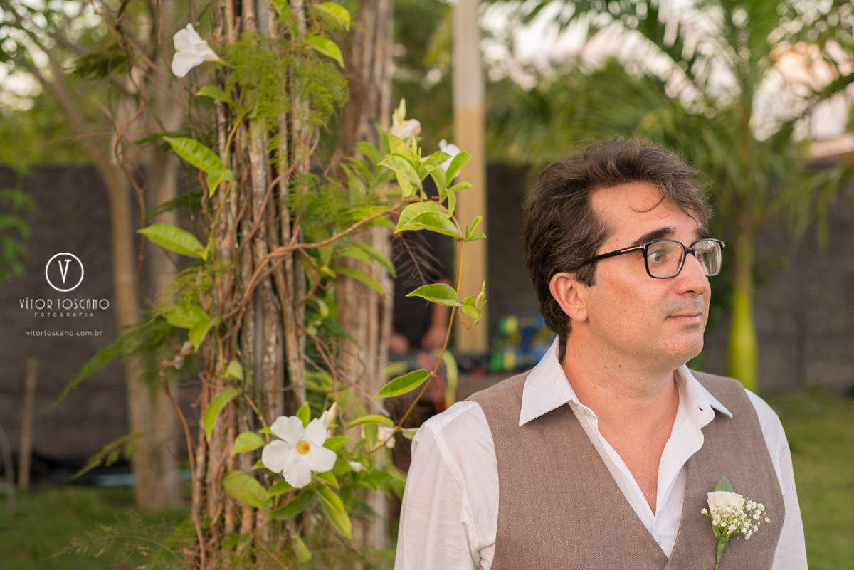 Noivo aguardando no alta no casamento de Marilia e Jornandis, em Natal-RN.