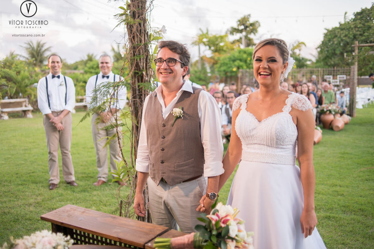 Noivos sorrindo no altar