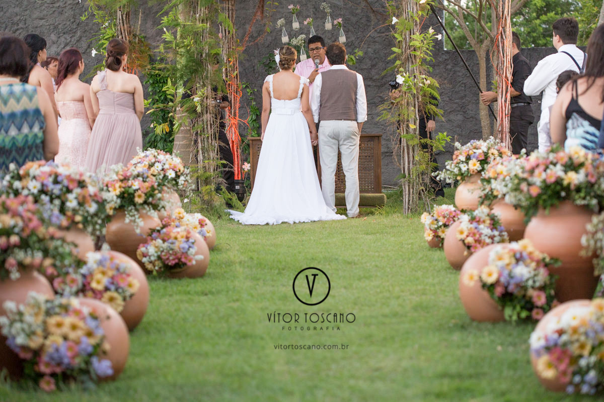 Noivos no altar no casamento de Marilia e Jornandis, em Natal-RN.