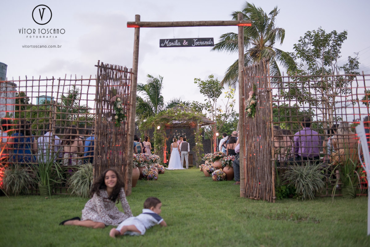 Criança brincando no casamento de Marilia e Jornandis, em Natal-RN.