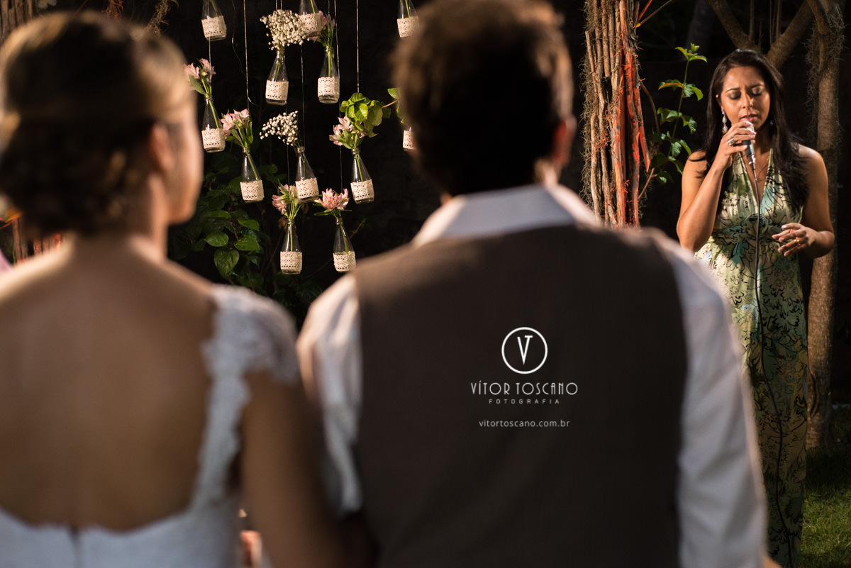 Madrinha cantando no casamento de Marilia e Jornandis, em Natal-RN.