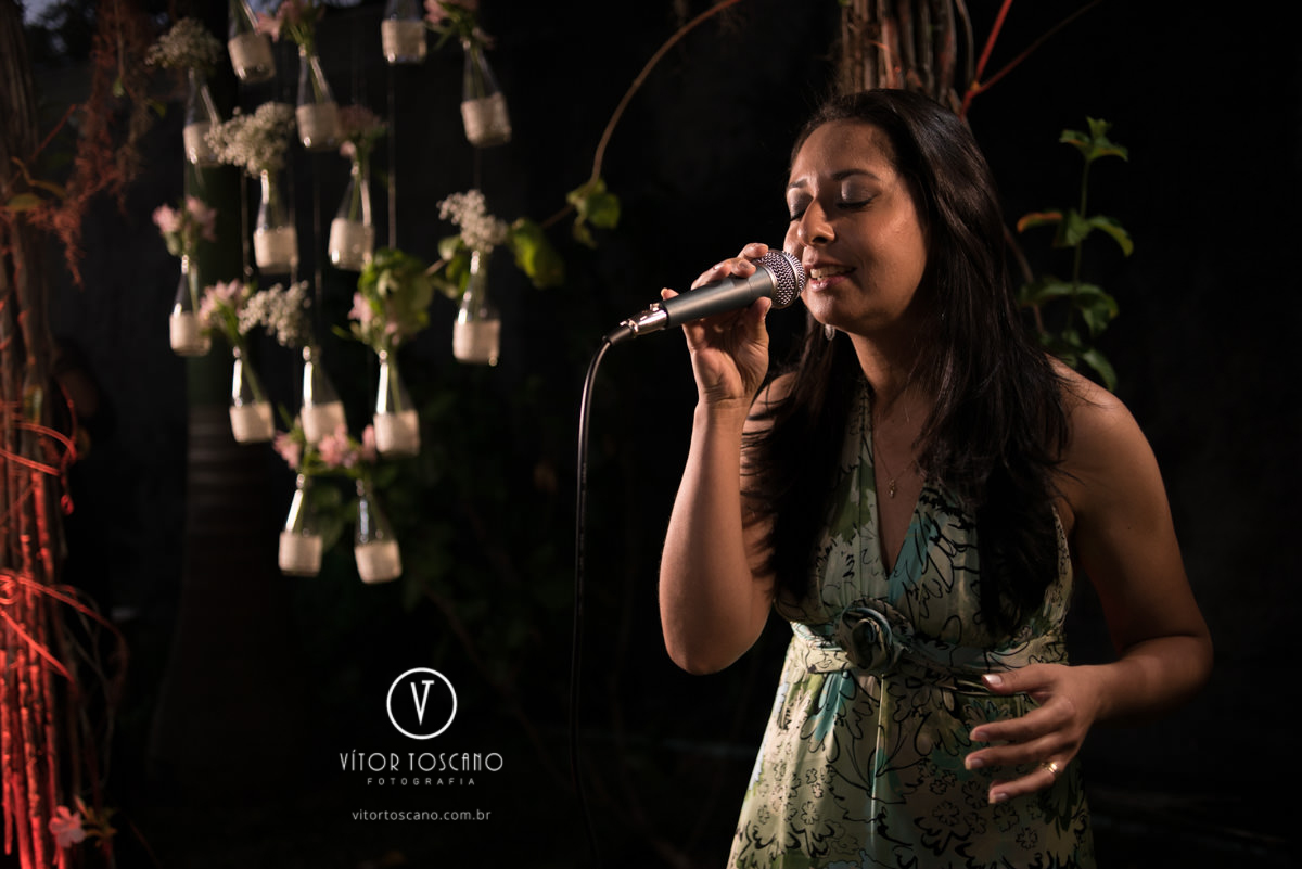 Madrinha cantando no casamento de Marilia e Jornandis, em Natal-RN.