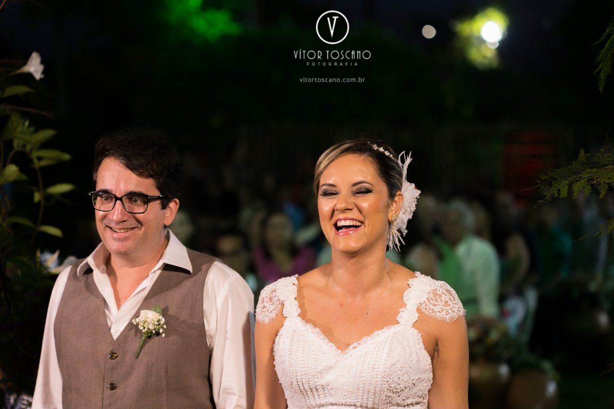 Noivos sorrindo no casamento de Marilia e Jornandis, em Natal-RN.