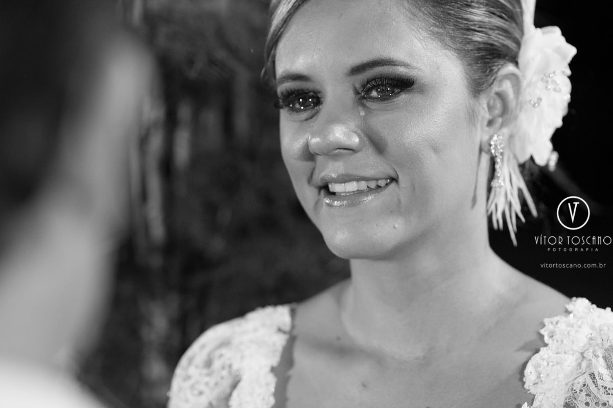 Noiva chorando no casamento de Marilia e Jornandis, em Natal-RN.
