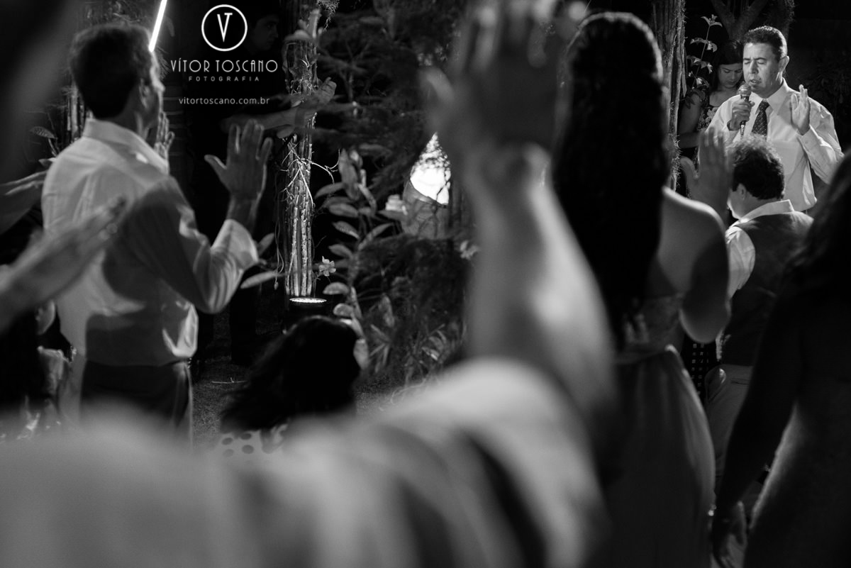 Pastor orando no casamento de Marilia e Jornandis, em Natal-RN.