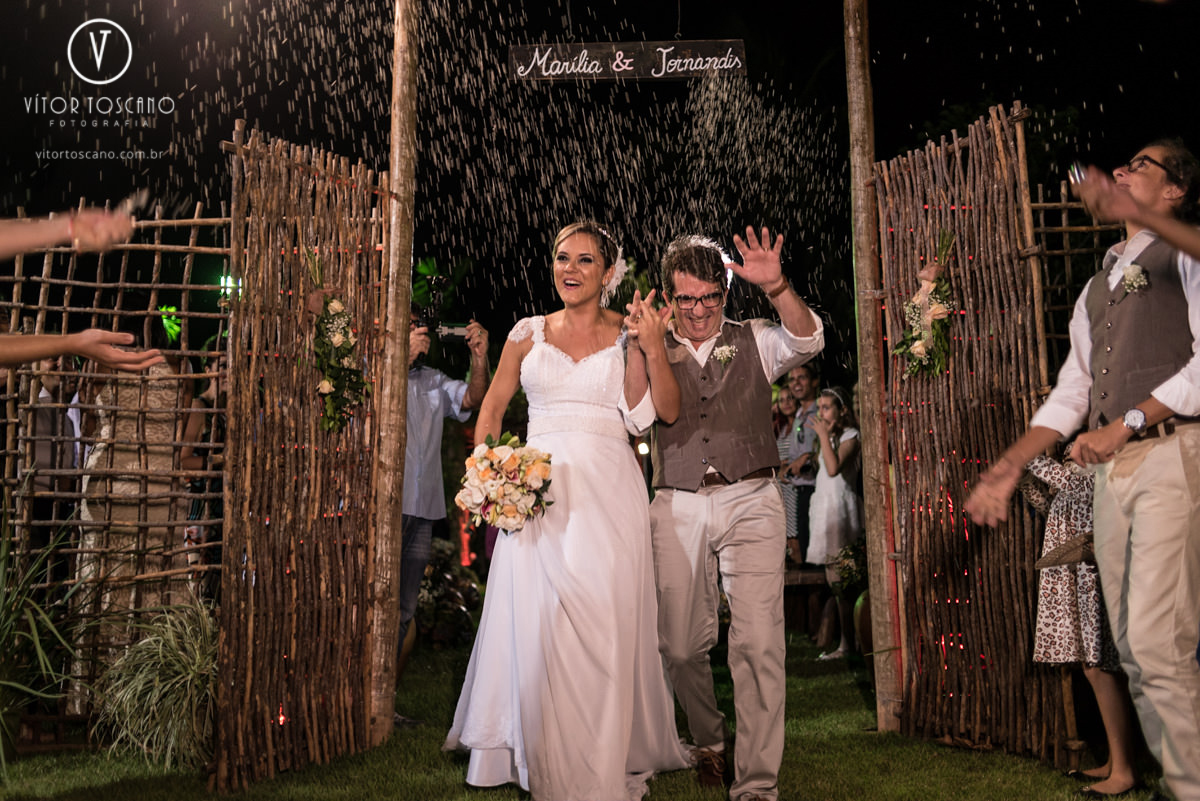 Noivos e a chuva de arroz no casamento de Marilia e Jornandis, em Natal-RN.
