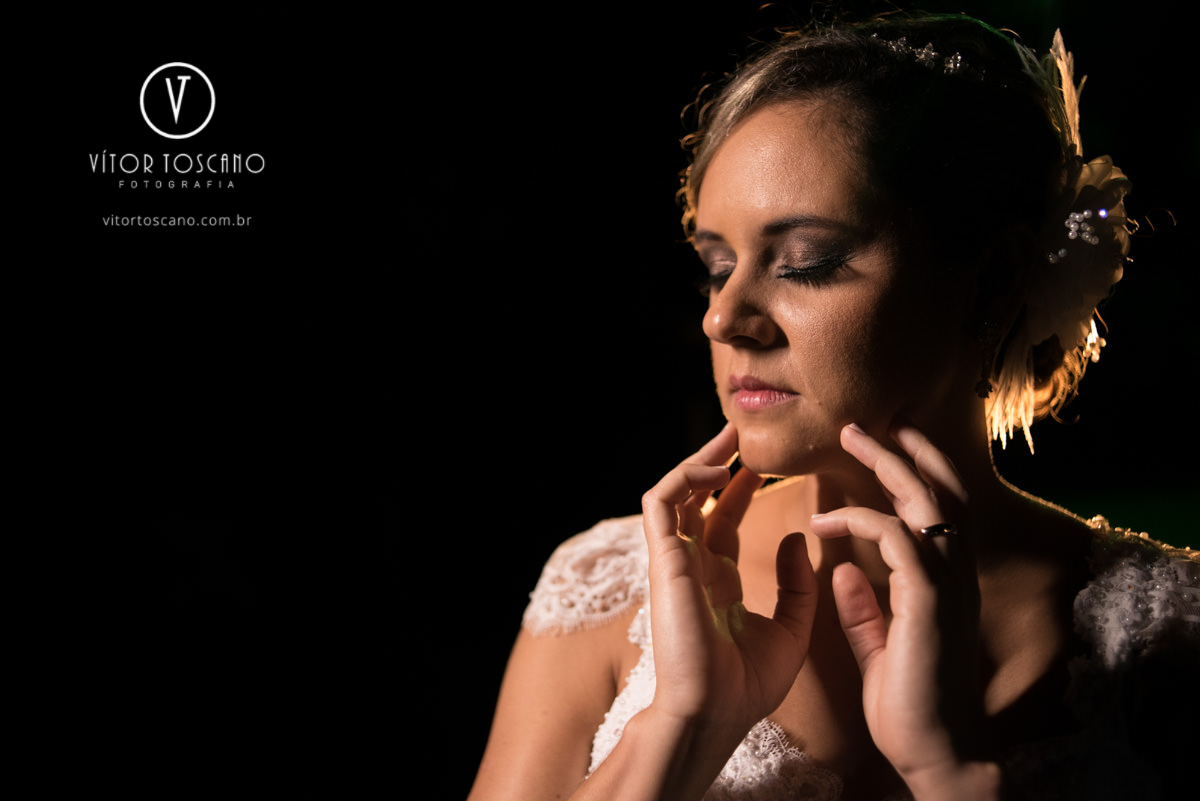 Detalhe das mãos da noiva na sessão de fotos no casamento de Marilia e Jornandis, em Natal-RN.