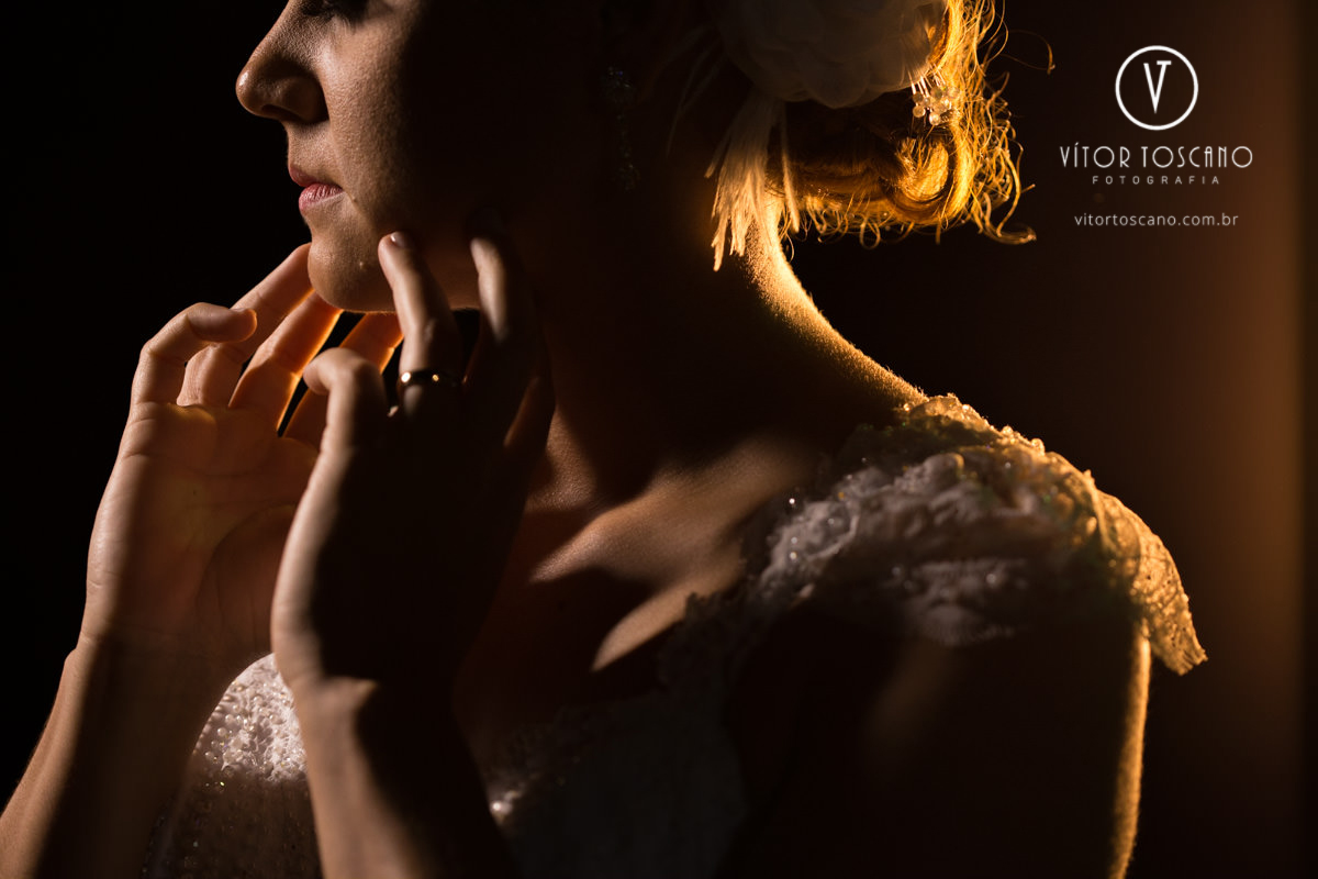 Detalhe das mãos da noiva na sessão de fotos no casamento de Marilia e Jornandis, em Natal-RN.