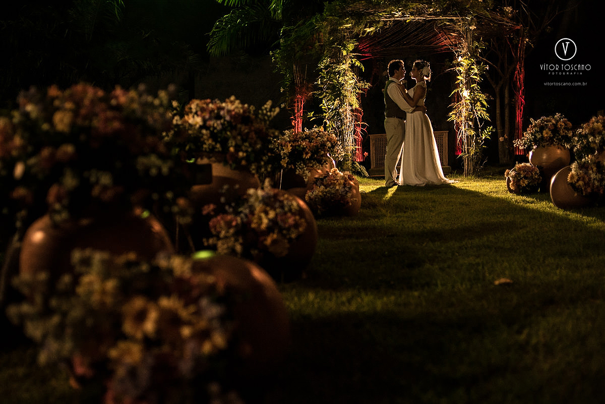 Casal no altar na sessão de fotos no casamento de Marilia e Jornandis, em Natal-RN.