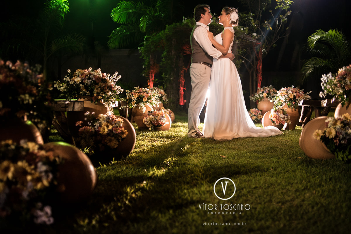 Casal no altar na sessão de fotos no casamento de Marilia e Jornandis, em Natal-RN.