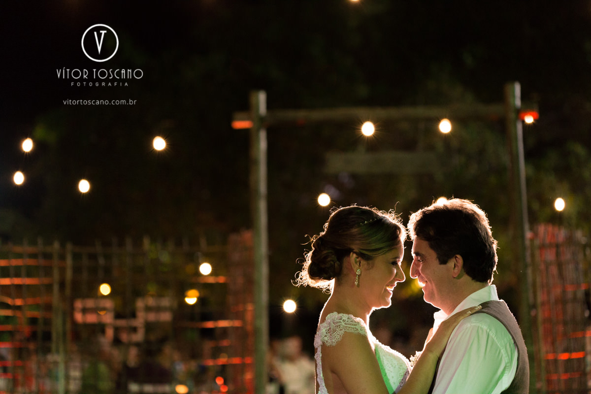 Casal sorrindo na sessão de fotos no casamento de Marilia e Jornandis, em Natal-RN.