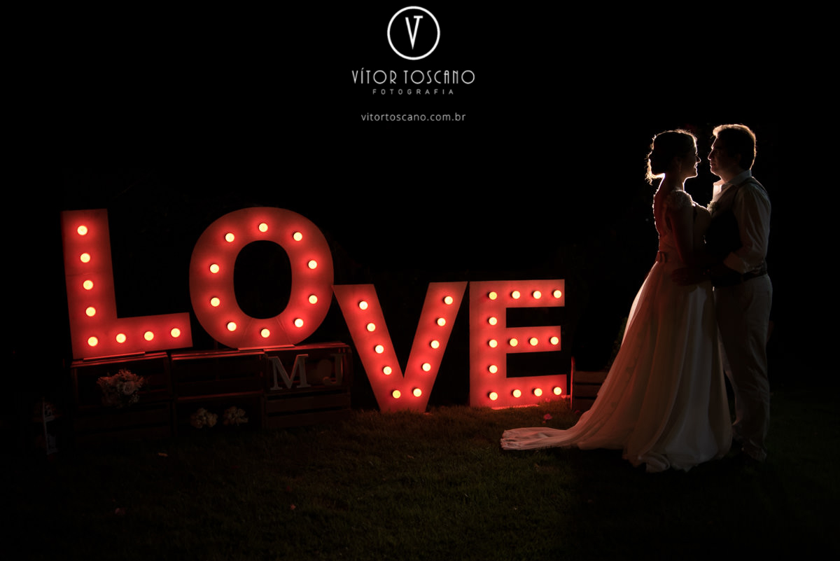 Casal e o amor na sessão de fotos no casamento de Marilia e Jornandis, em Natal-RN.