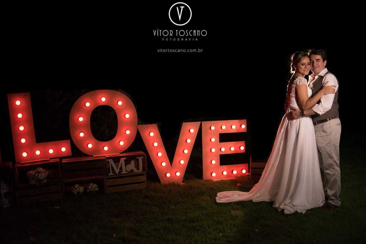 Casal abraçado na sessão de fotos no casamento de Marilia e Jornandis, em Natal-RN.