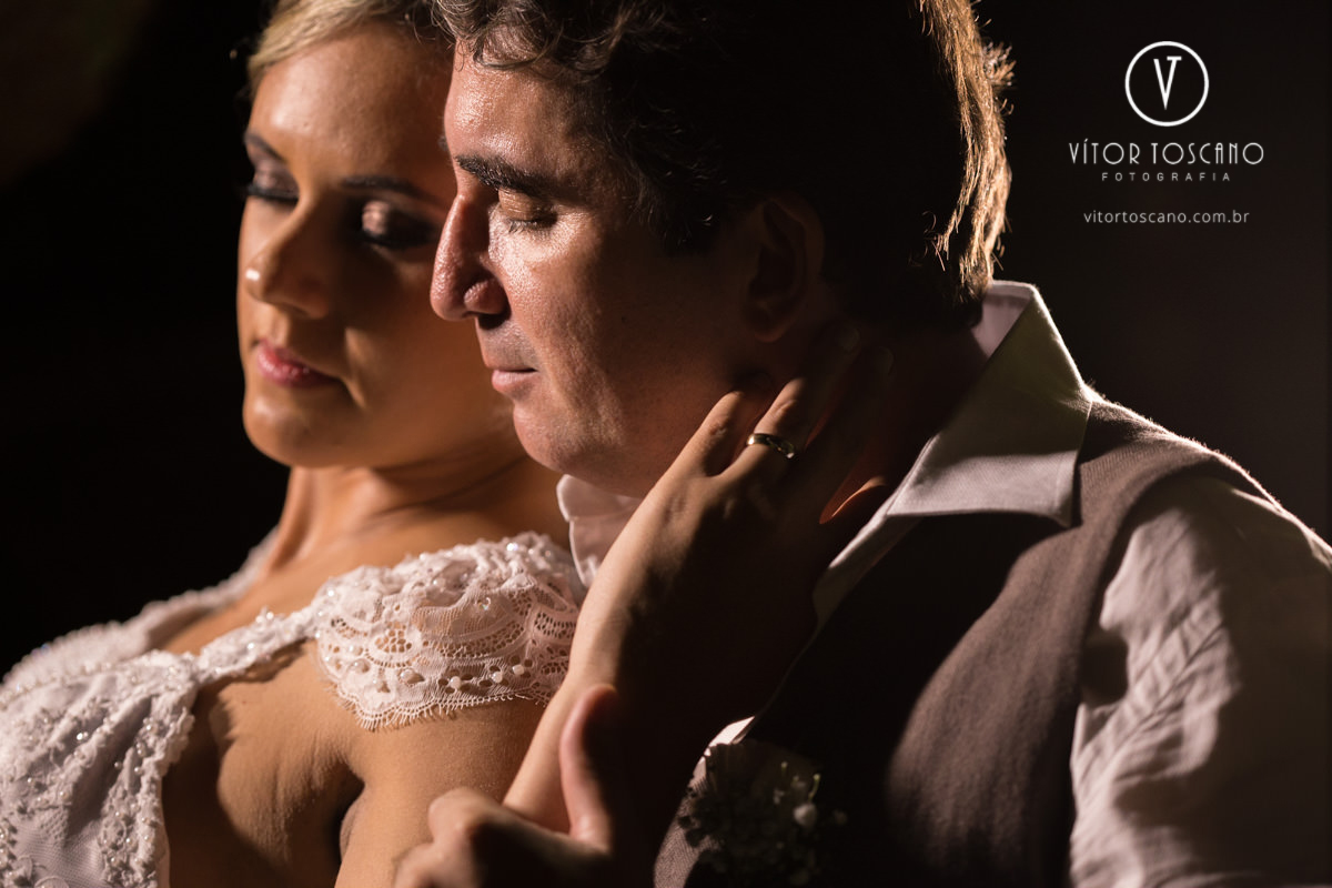 Casal abraçado na sessão de fotos no casamento de Marilia e Jornandis, em Natal-RN.