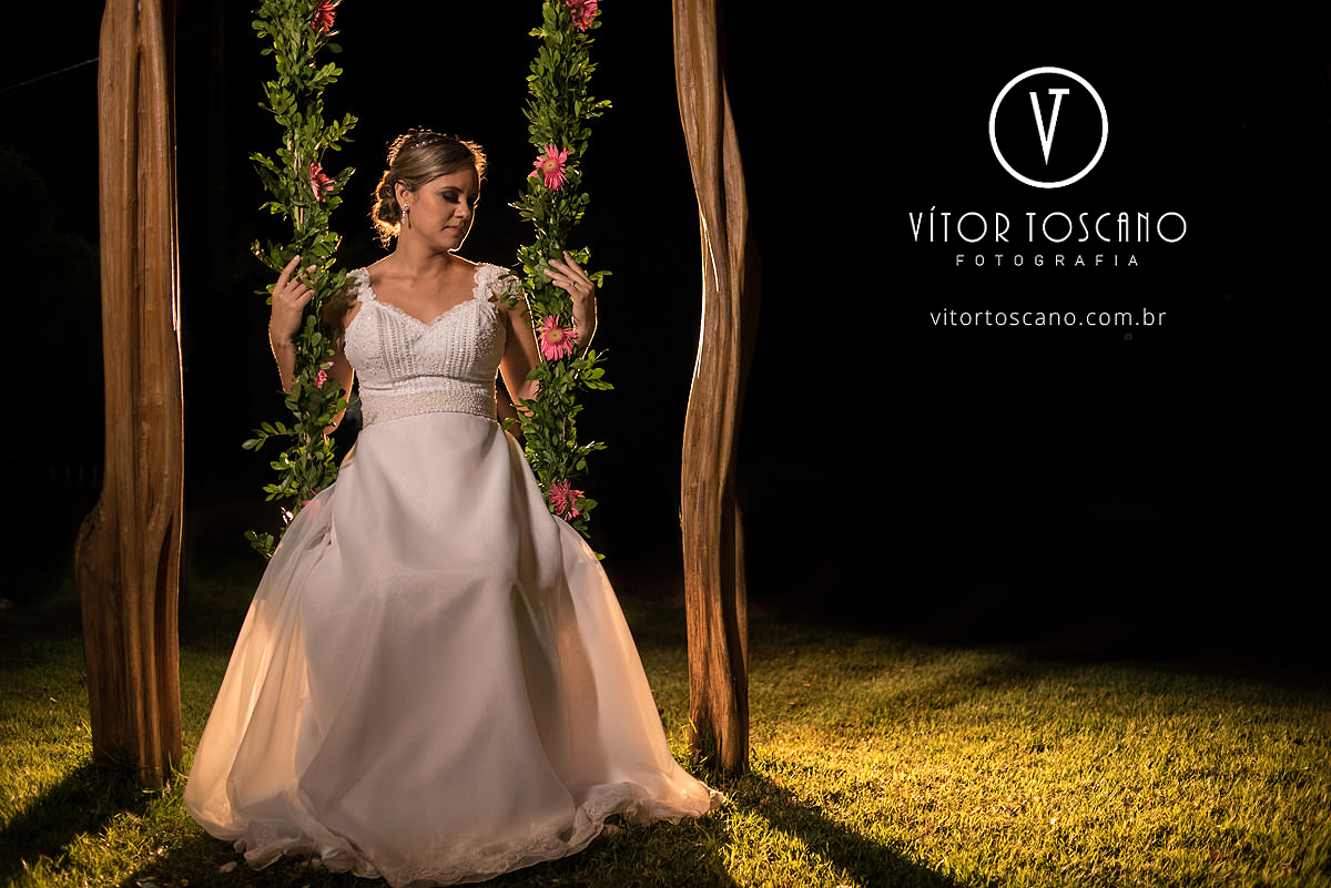 Novia no balanço na sessão de fotos no casamento de Marilia e Jornandis, em Natal-RN.