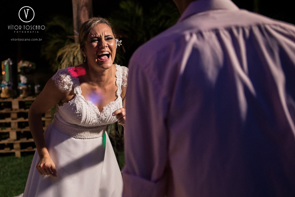 Nova sorrindo na sessão de fotos no casamento de Marilia e Jornandis, em Natal-RN.