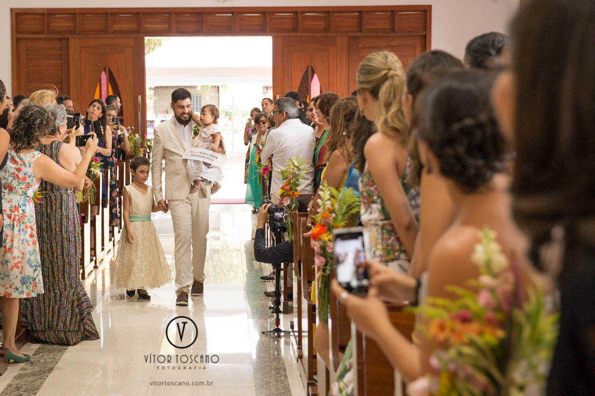 Noivo entrando na igreja no casamento de Tici e Guga, em Natal-RN.