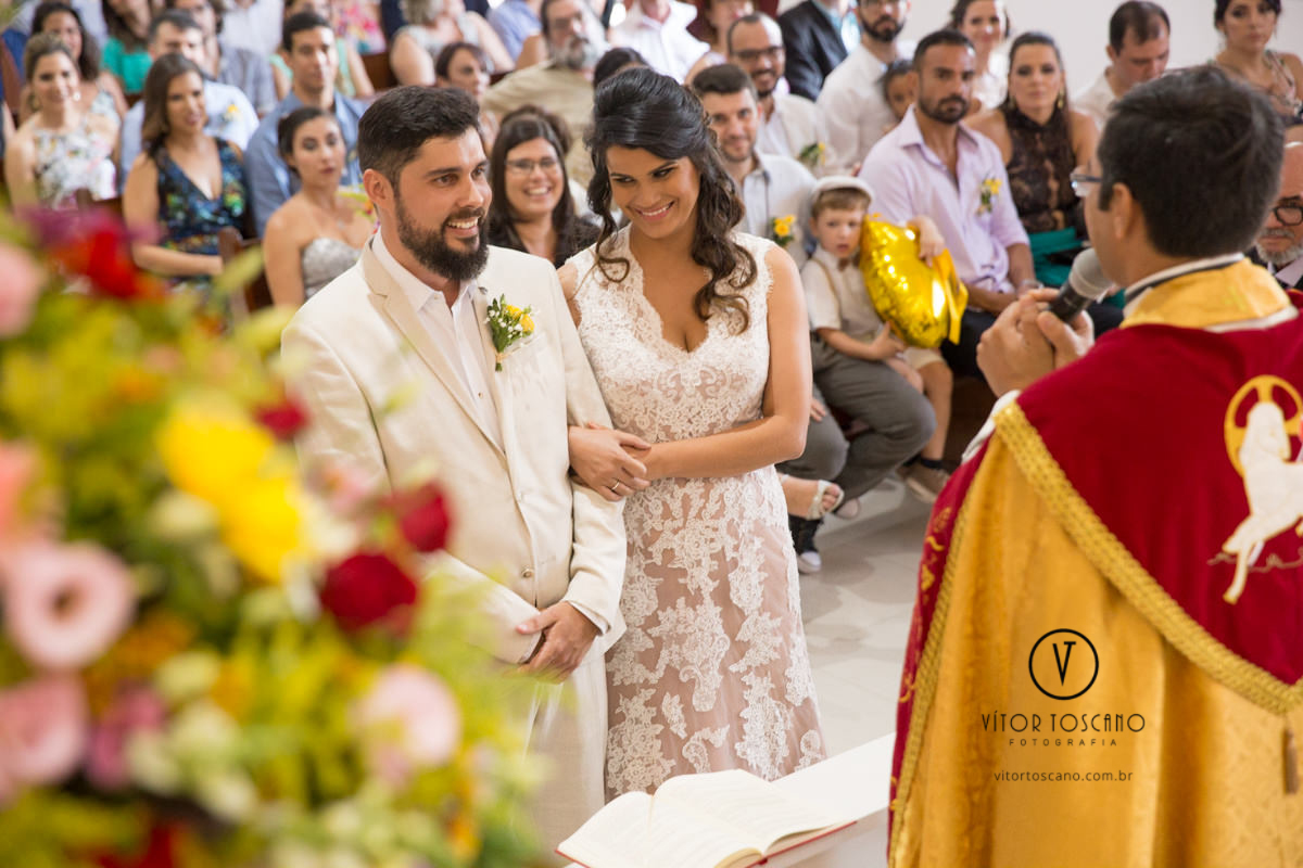 Noivos sorrindo no casamento de Tici e Guga, em Natal-RN.