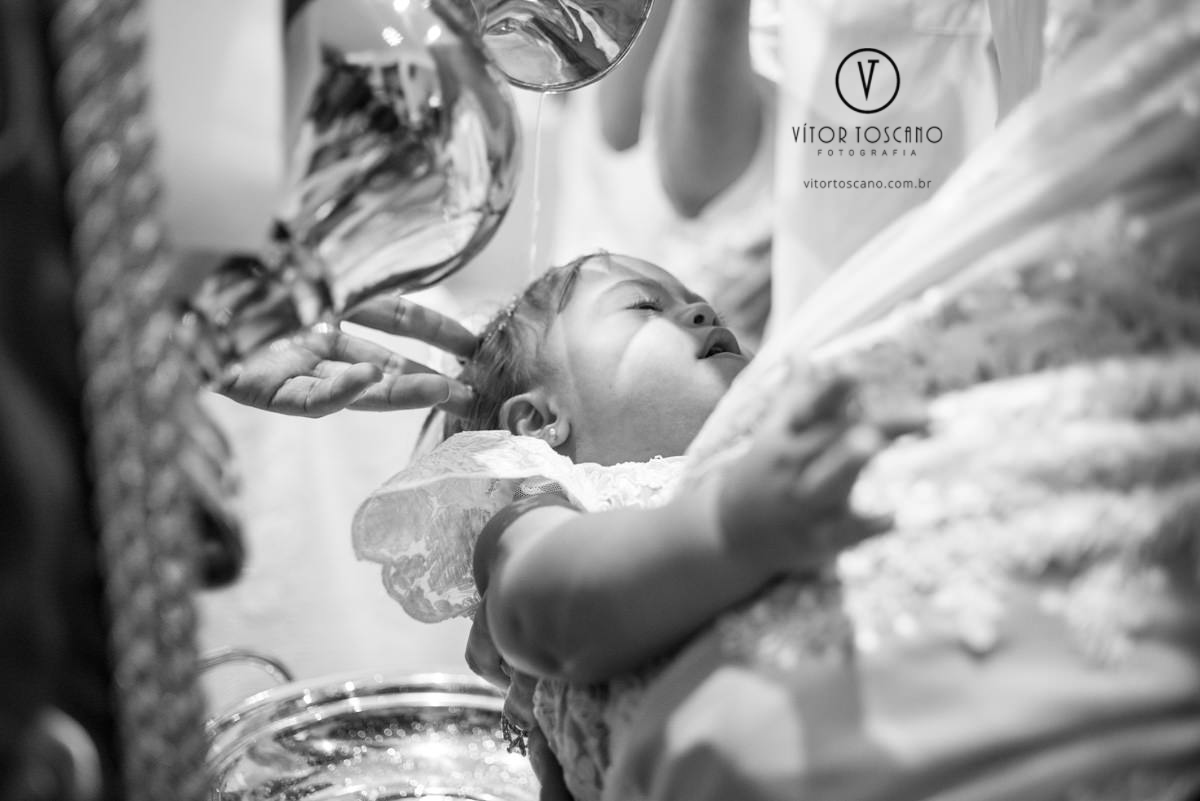 Criança sendo batizada no casamento de Tici e Guga, em Natal-RN.