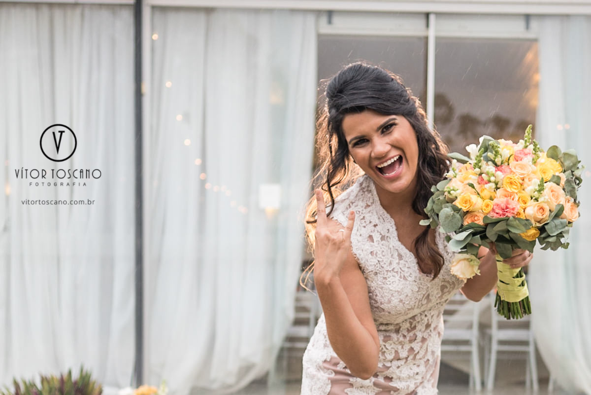 Noiva hang loose no casamento de Tici e Guga, em Natal-RN.