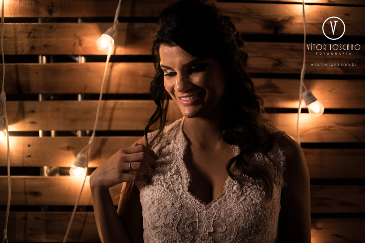 Noiva sorrindo no casamento de Tici e Guga, em Natal-RN.