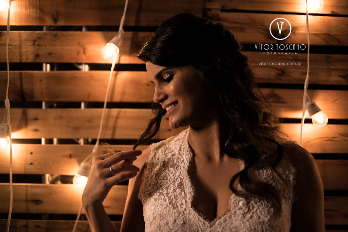 Noiva olhando de lado no casamento de Tici e Guga, em Natal-RN.